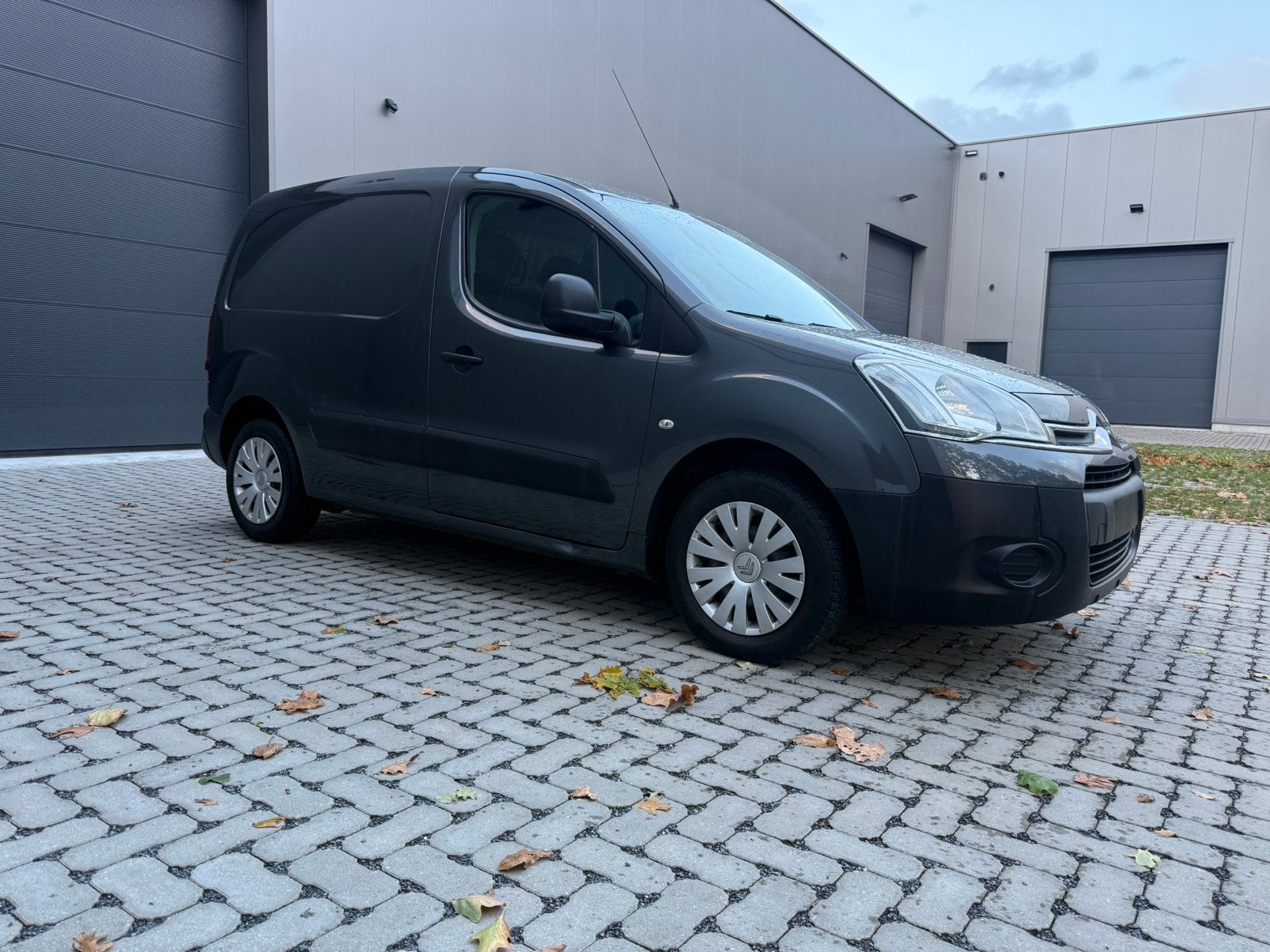 Citroen berlingo 1.6hdi|trekhaak|gvv|garantie|2zit|66kw|2013, Auto's, Voorwielaandrijving, Stof, Zwart, Citroën