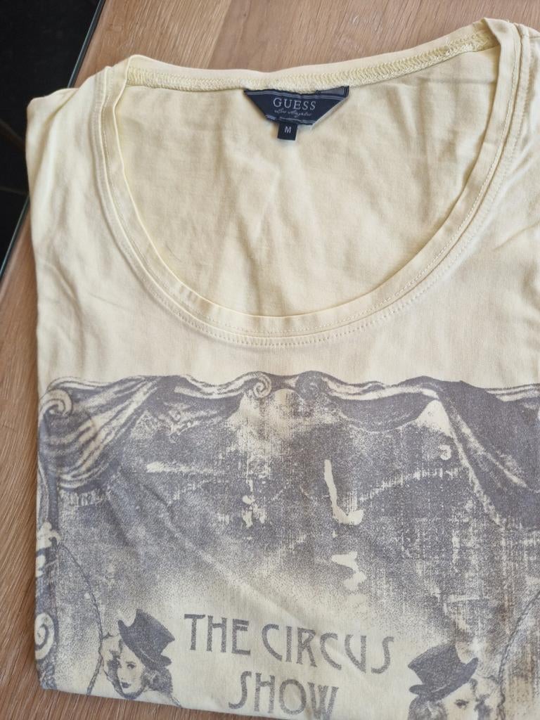 Fijne lichte stof t-shirt merk Guess maat medium, Guess, Geel, Zo goed als nieuw, Korte mouw