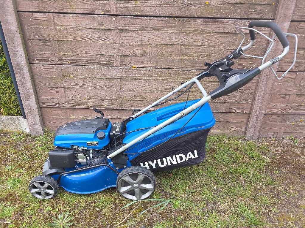 Grasmaaier elektrische start hyundai !, Ophalen, Zo goed als nieuw, Benzine-grasmaaier, 40 t/m 49 cm