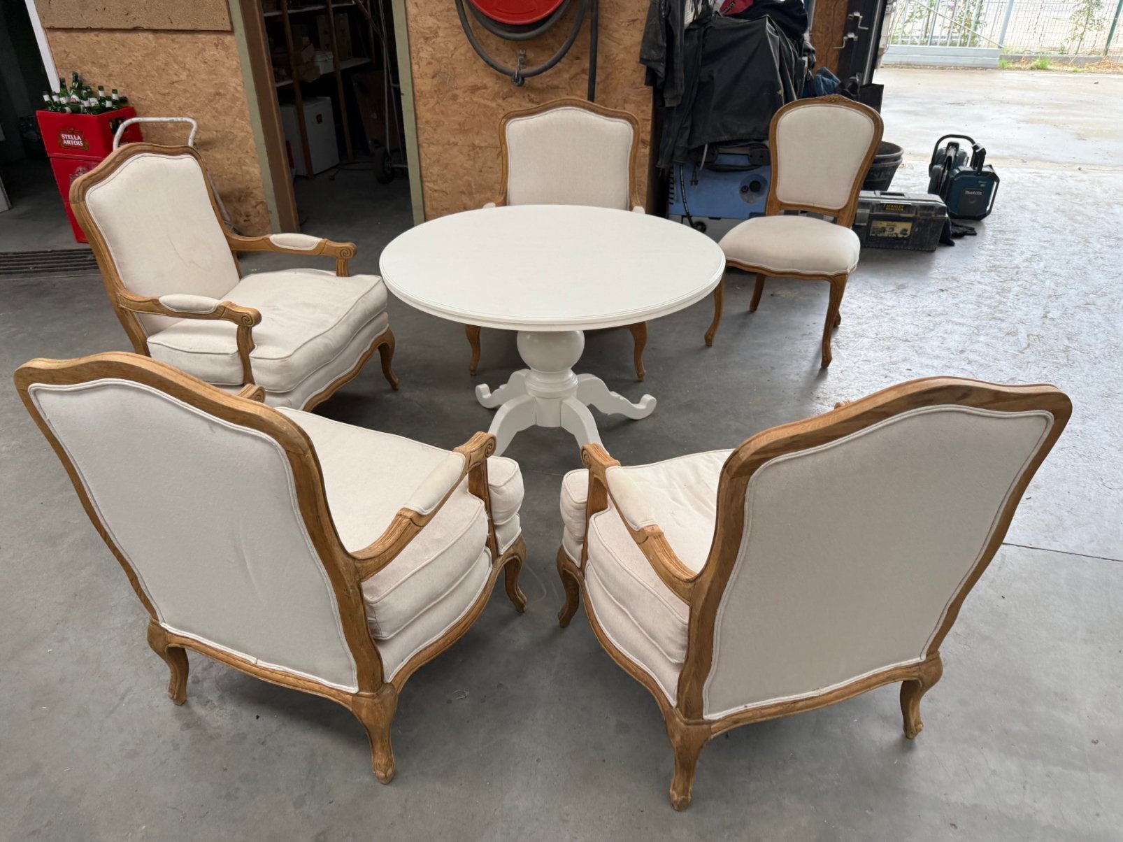 Antieke stoelen, Enlèvement