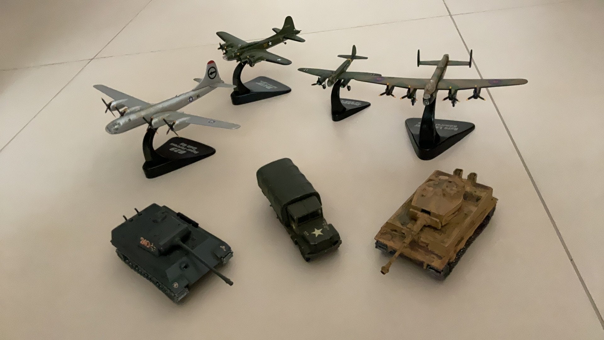 Miniatuur vliegtuig en tanks oorlog ., Ophalen