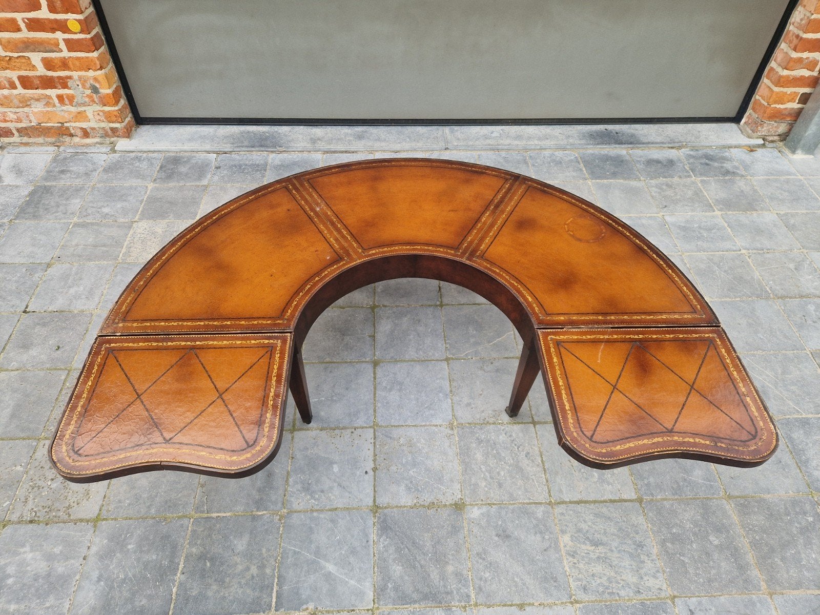 Antieke Salontafel Hoefijzer model met lederen blad, Ophalen