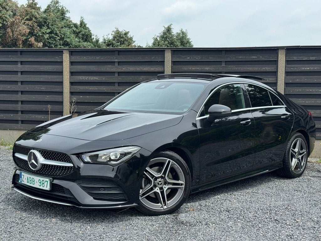 Mercedes CLA180 AMG/PANO/360CAM/SFEER/ZETELVERW/BRUINLEER, Auto's, CLA, Zwart, 1332 cc, 123 g/km