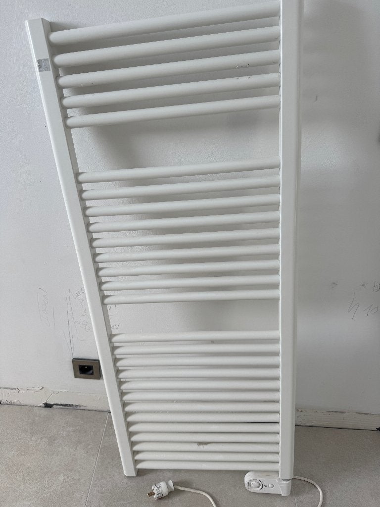 radiateur - sèche serviette électrique, Bricolage & Construction, Moins de 60 cm, 500 à 800 watts, Enlèvement, Utilisé