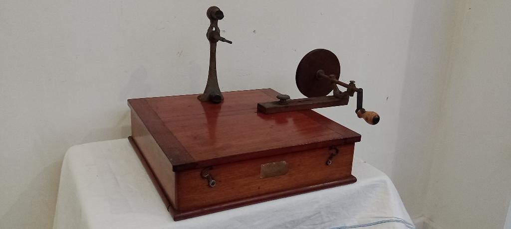 Bobineuse mécanique ancienne en bois et fonte, XIXe, Enlèvement ou Envoi