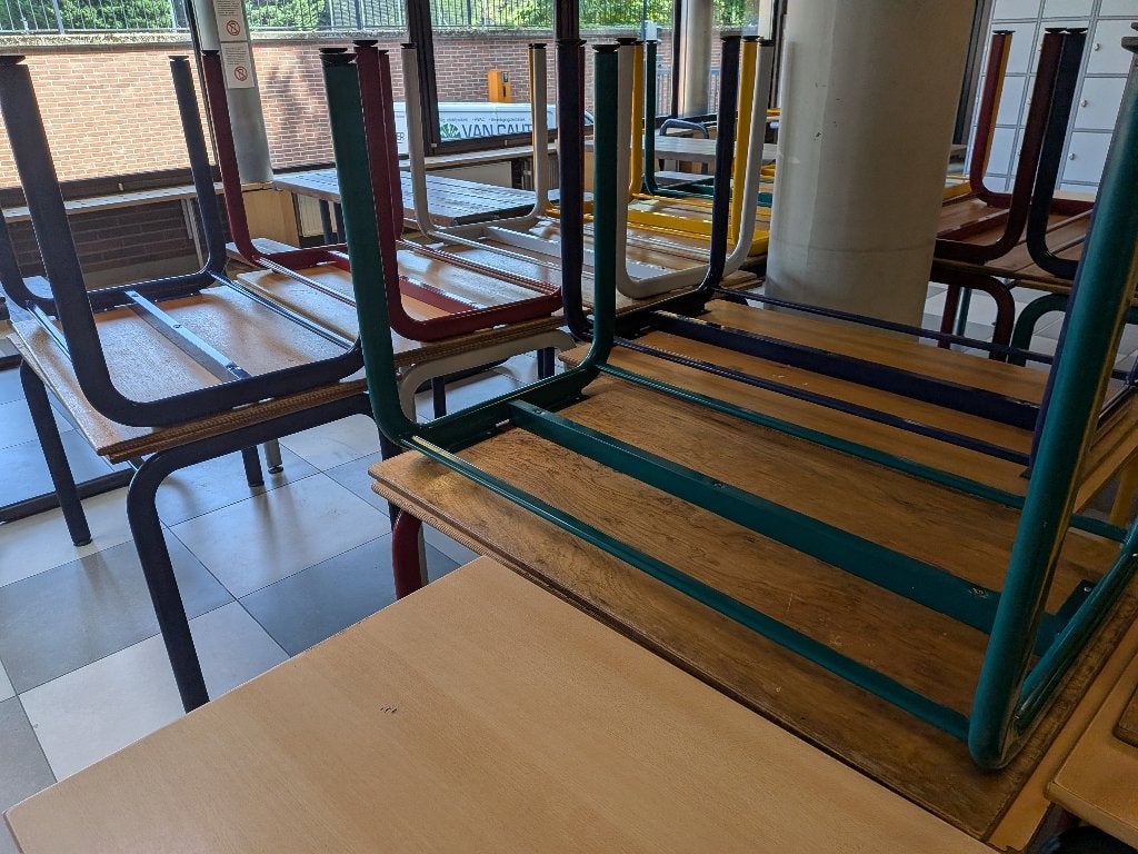 Set van 25 schooltafels om snel mee te nemen, Ophalen, Gebruikt