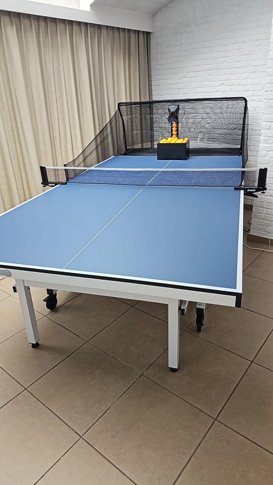 Ik verkoop een tafeltennistafel en -robot van het merk Dione, Sports & Fitness, Ping-pong, Enlèvement, Comme neuf, Table d'intérieur