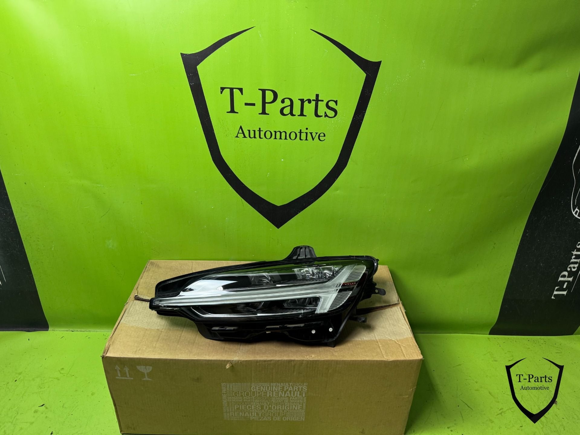 volvo S60 V60 koplamp links 32347006, Auto-onderdelen, Gebruikt, Gunnar Engellaus vag 8
405 31  Gothenburg, SE, Info@volvocars.com