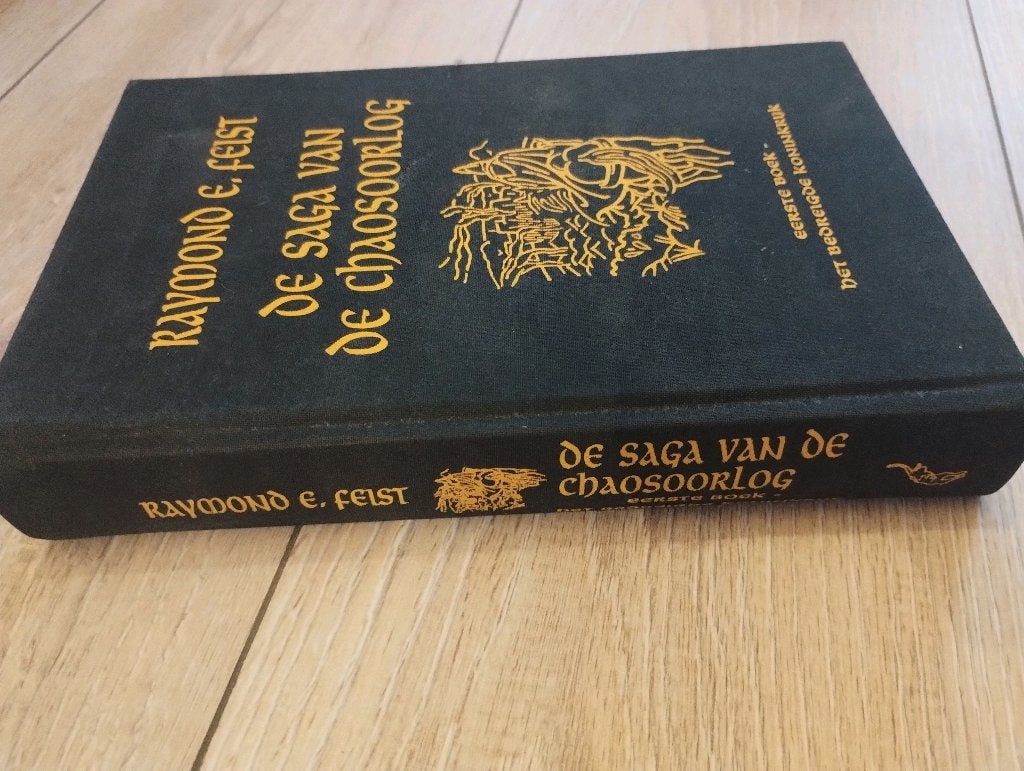 Boek - De Saga van de Chaosoorlog, Ophalen of Verzenden, Zo goed als nieuw, Raymond E. Feist