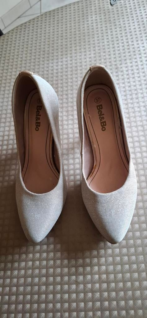 Feest schoenen gouden kleur ,hoge haak
Maat 37
Bel&Bo
Prijs, Ophalen