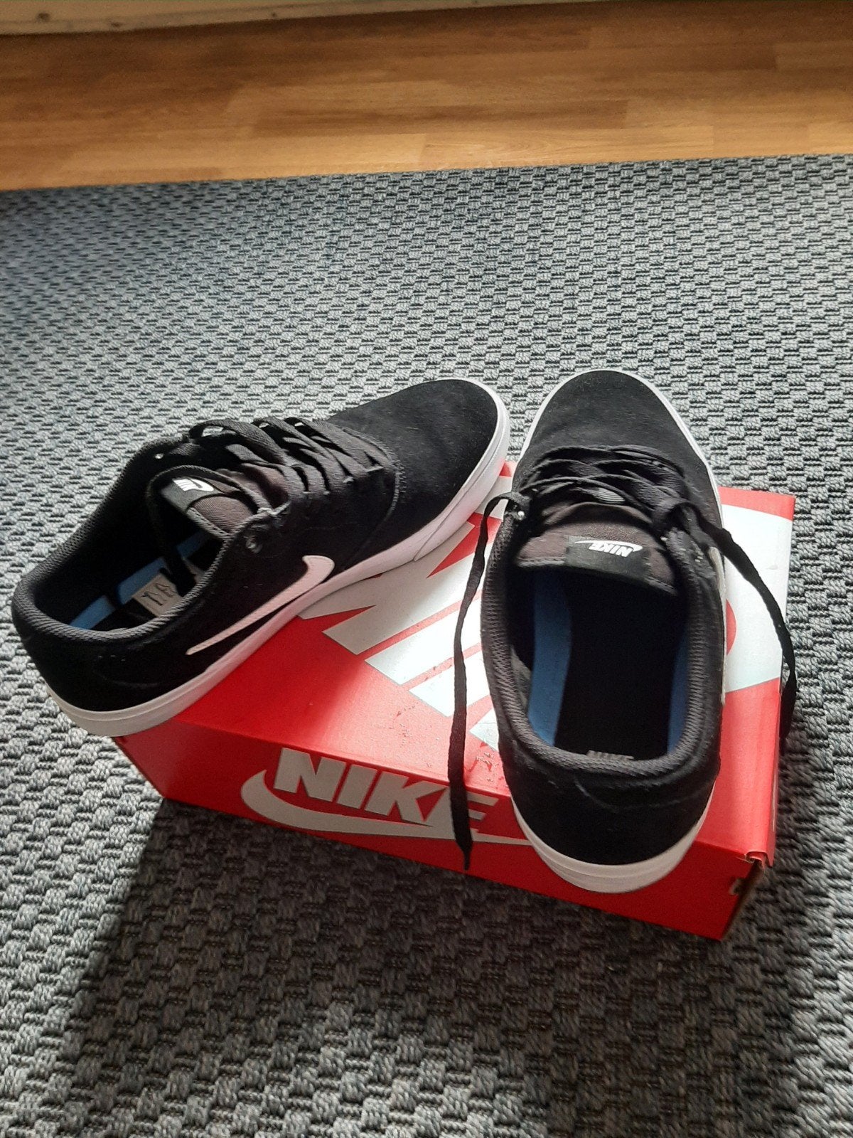 Basket nike taille 43 noir blanc