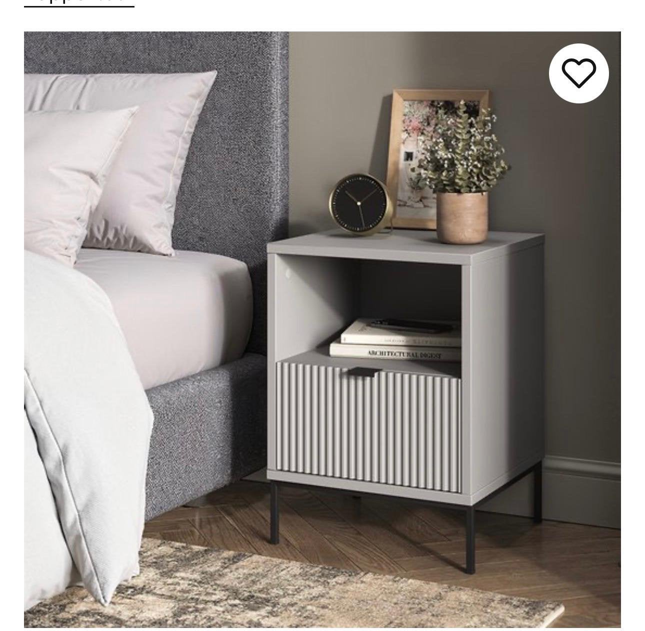 La nouvelle table de chevet n'a jamais été installée, Enlèvement, Neuf