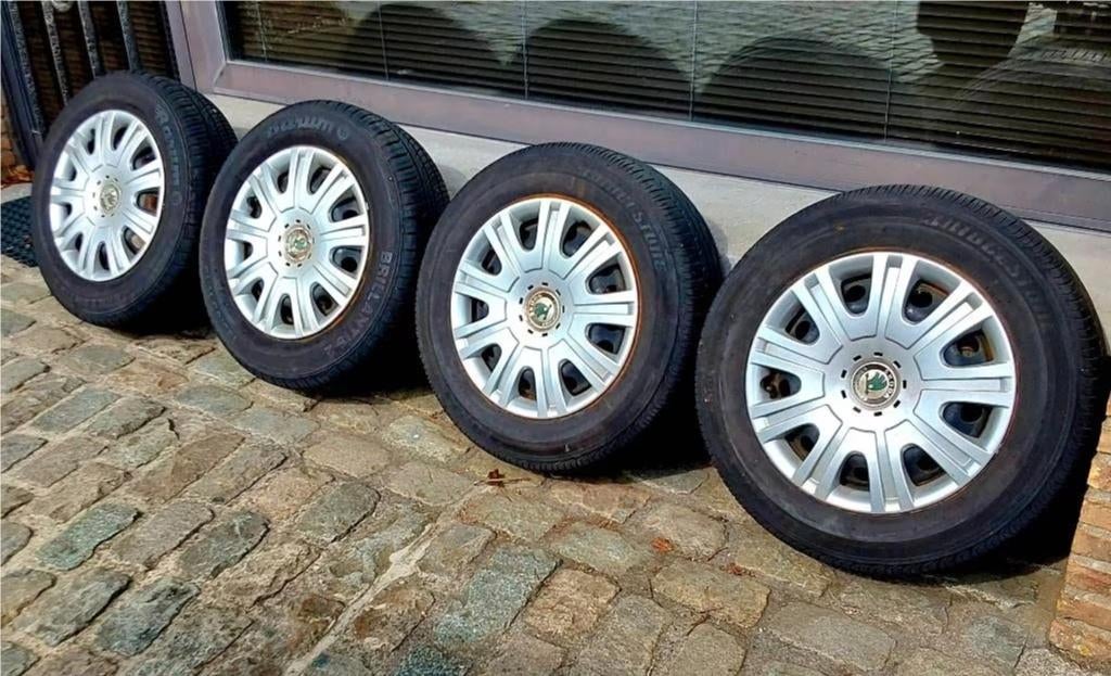 Très bons pneus été 195/65-15, jantes Skoda, Autos : Pièces & Accessoires, 15 pouces, Pneus et Jantes, Pneus été, Enlèvement