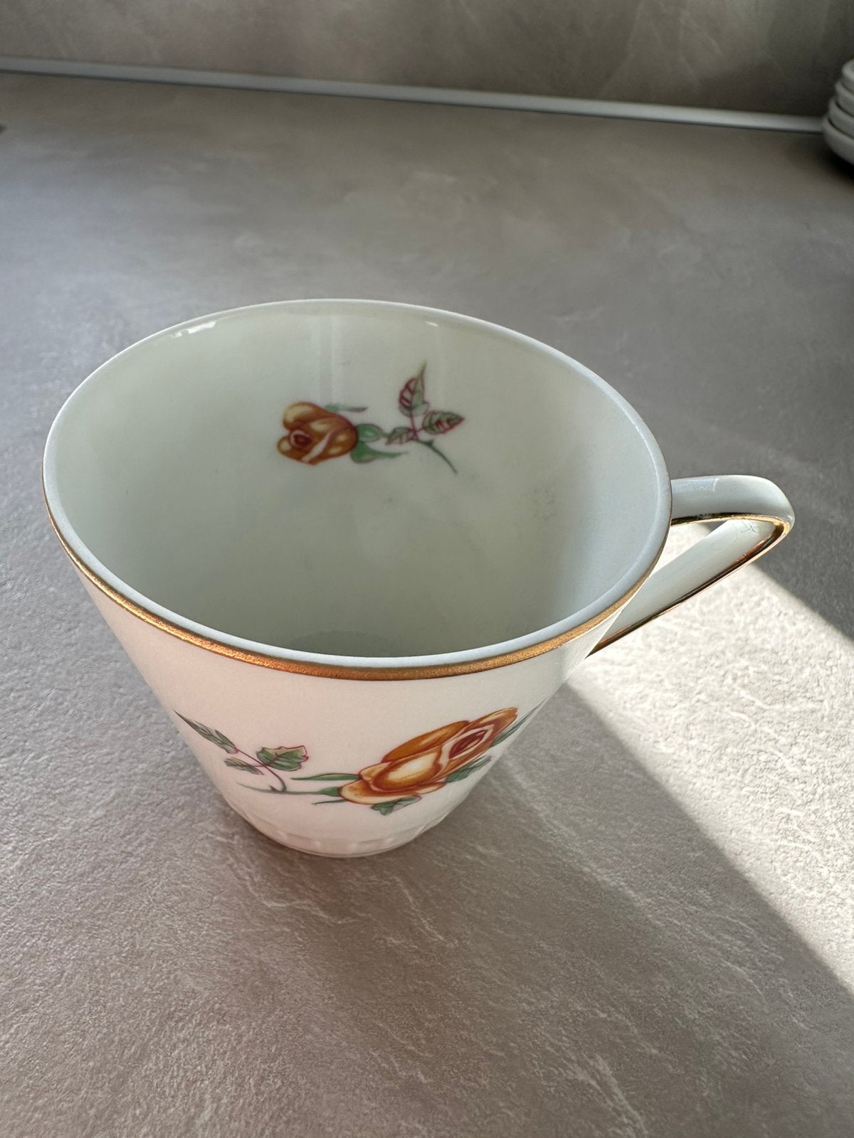 Tasse vintage en porcelaine Wawel, Rose orange et bord doré, Enlèvement ou Envoi