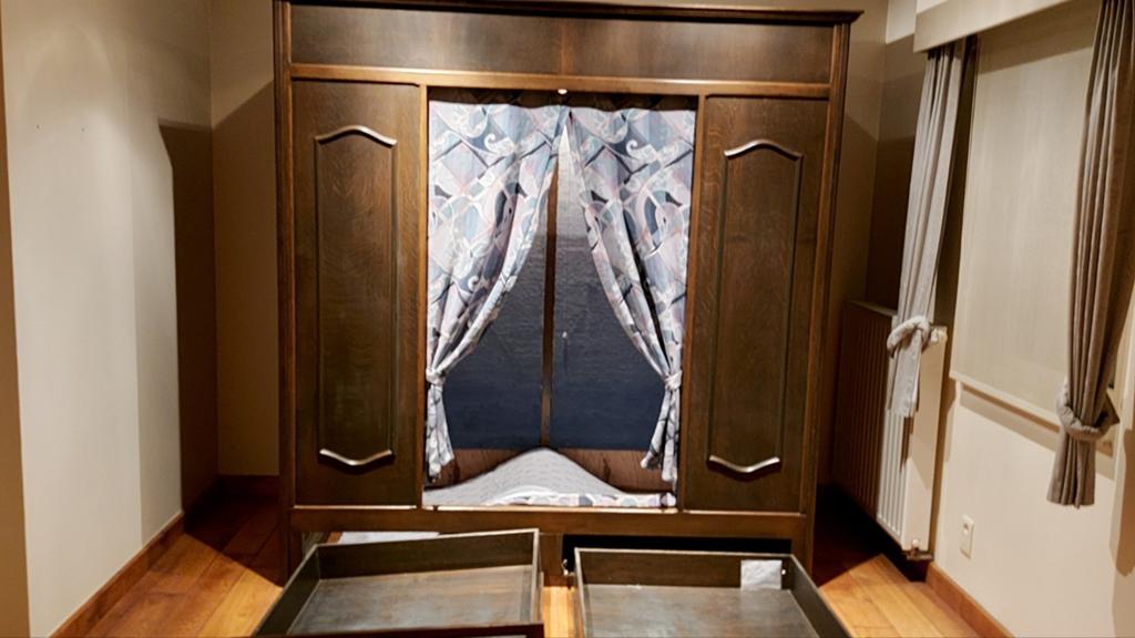 Bedstee met verlichting en 2 grote schuiven voor matras van, Antiek en Kunst, Antiek | Meubels | Bedden, Ophalen of Verzenden