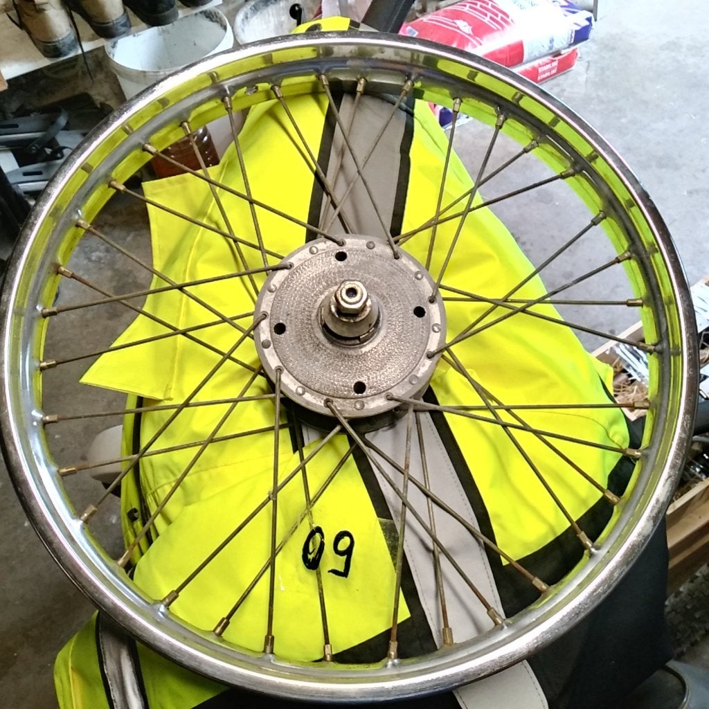 Wiel -9 16 p Oude bromfiets, Fietsen en Brommers, Brommeronderdelen | Oldtimers, Ophalen of Verzenden, Zo goed als nieuw