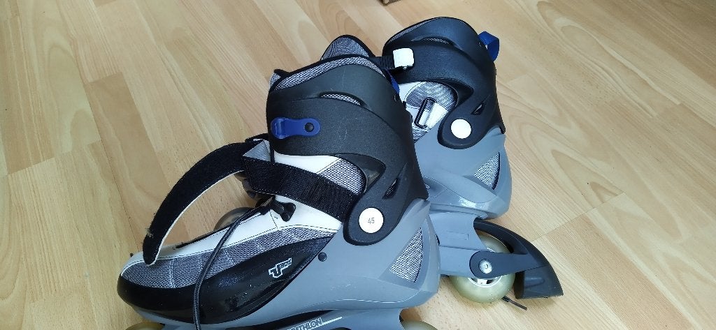 inline skates Decathlon maat 45 met kniebeschermers Maat L, Sport en Fitness, Heren, Zo goed als nieuw, Inline skates 4 wielen