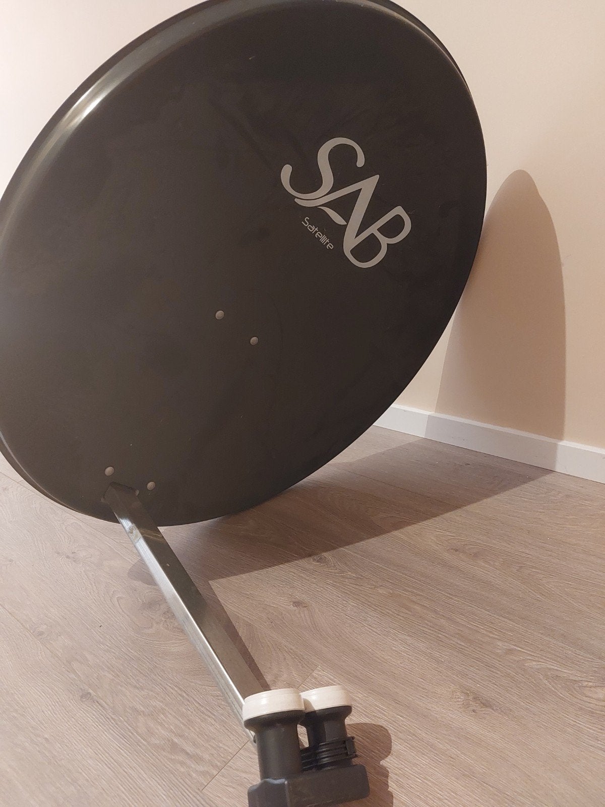 Schotelantennae met LNB en muurbevestiging, Audio, Tv en Foto, Schotelantennes, Ophalen, Zo goed als nieuw, (Schotel)antenne, Overige merken