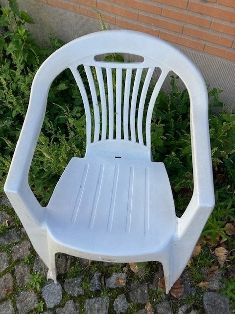 32 CHAISES DE PATIO BLANCHES EMPILABLES. CHAISES DE CAFÉ, Enlèvement