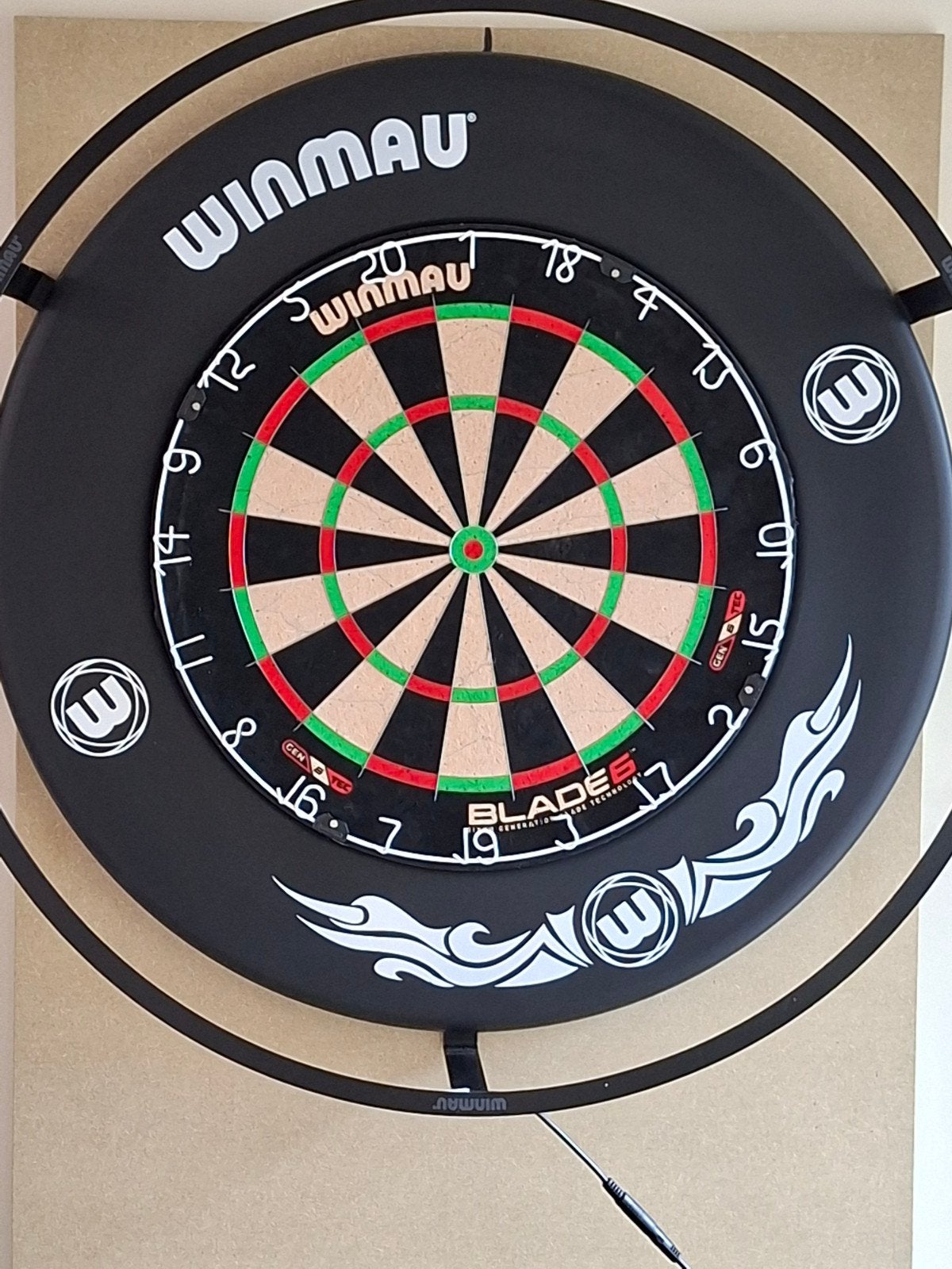 Darts bord Blade 6, met led licht ring, en zachte ring., Sport en Fitness, Ophalen, Zo goed als nieuw, Dartbord