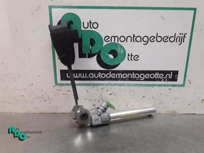 Gordelspanner rechts van een Opel Corsa (Corsa D 07-), Gebruikt, -, -, Opel
