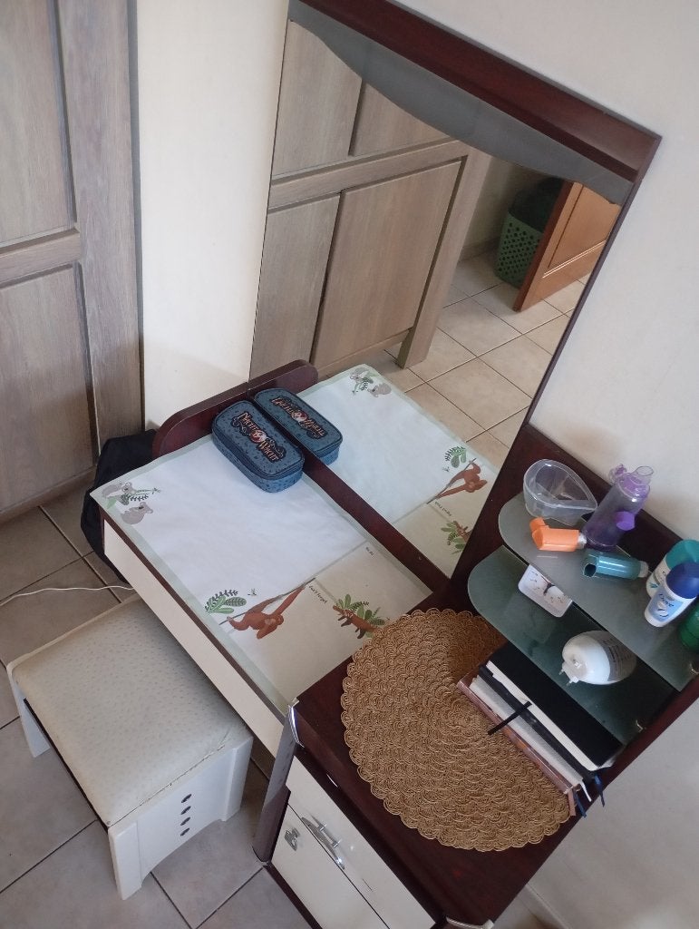 Armoire de table gratuite, Maison & Meubles, Enlèvement, Utilisé