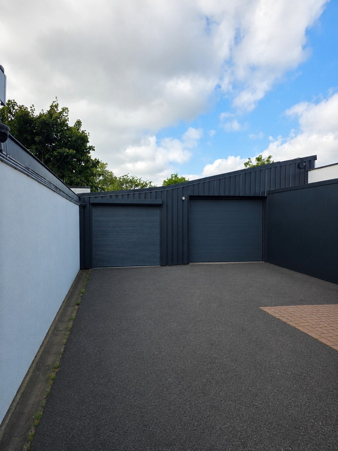 GRAND GARAGE / STOCKAGE PRIVÉ 104 m² + COUR – RANSART