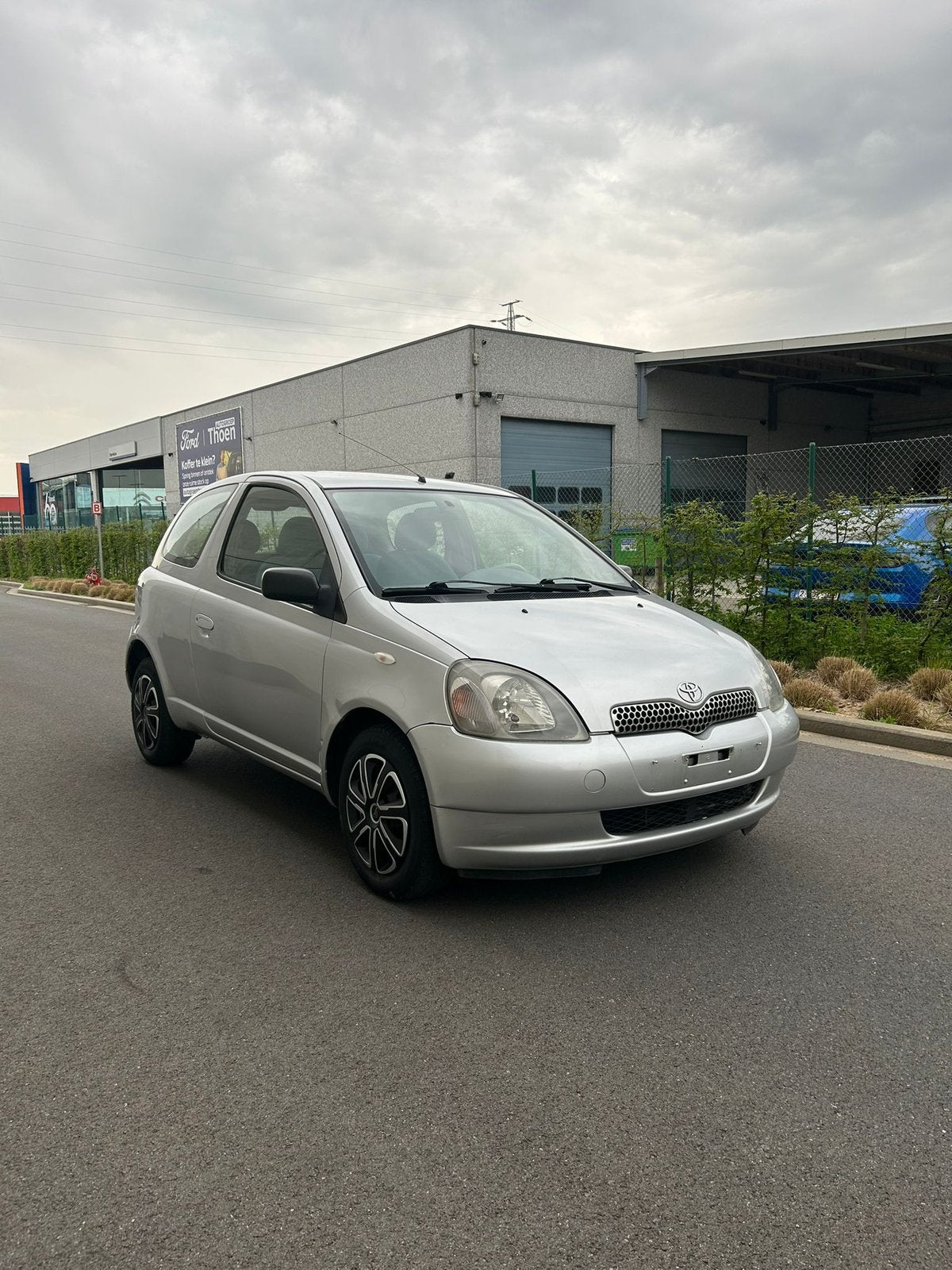 Toyota Yaris 1.3 AUTOMAAT km165260 bj2000 1j garantie, Automaat, Parkeersensor, Bedrijf, Yaris