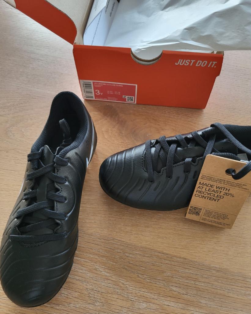 Nike Tiempo Voetbalschoenen. Maat 35. Nieuw en ongebruikt, Enlèvement, Neuf, Chaussures