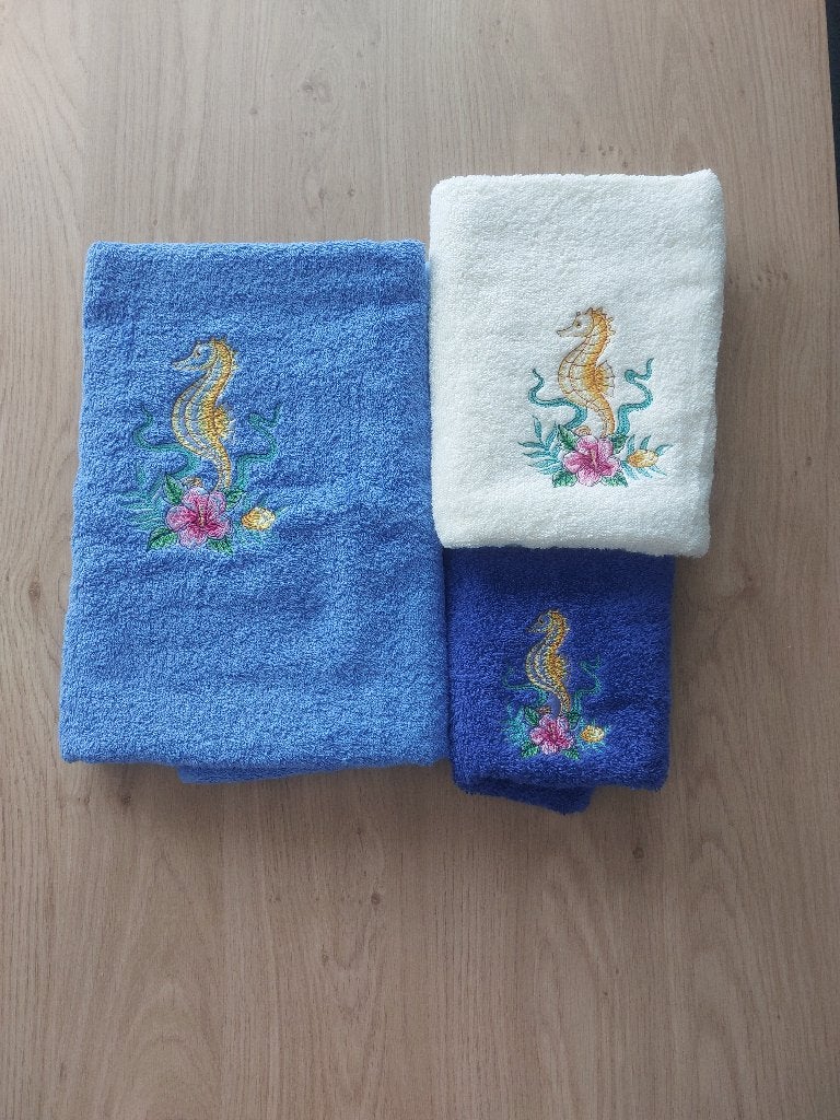 Ensemble de serviettes brodées avec un hippocampe., Neuf, Autres marques, Enlèvement ou Envoi, Drap de bain