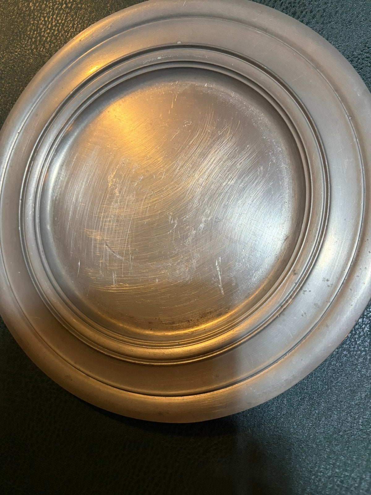 Plat rond en étain 92 % avec poinçons – Ø 28 cm – 646 g, Enlèvement ou Envoi, Utilisé, Rond