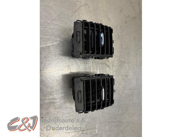 Grille aération tableau de bord d'un Renault Trafic, Renault, -, 3 mois de garantie, Utilisé