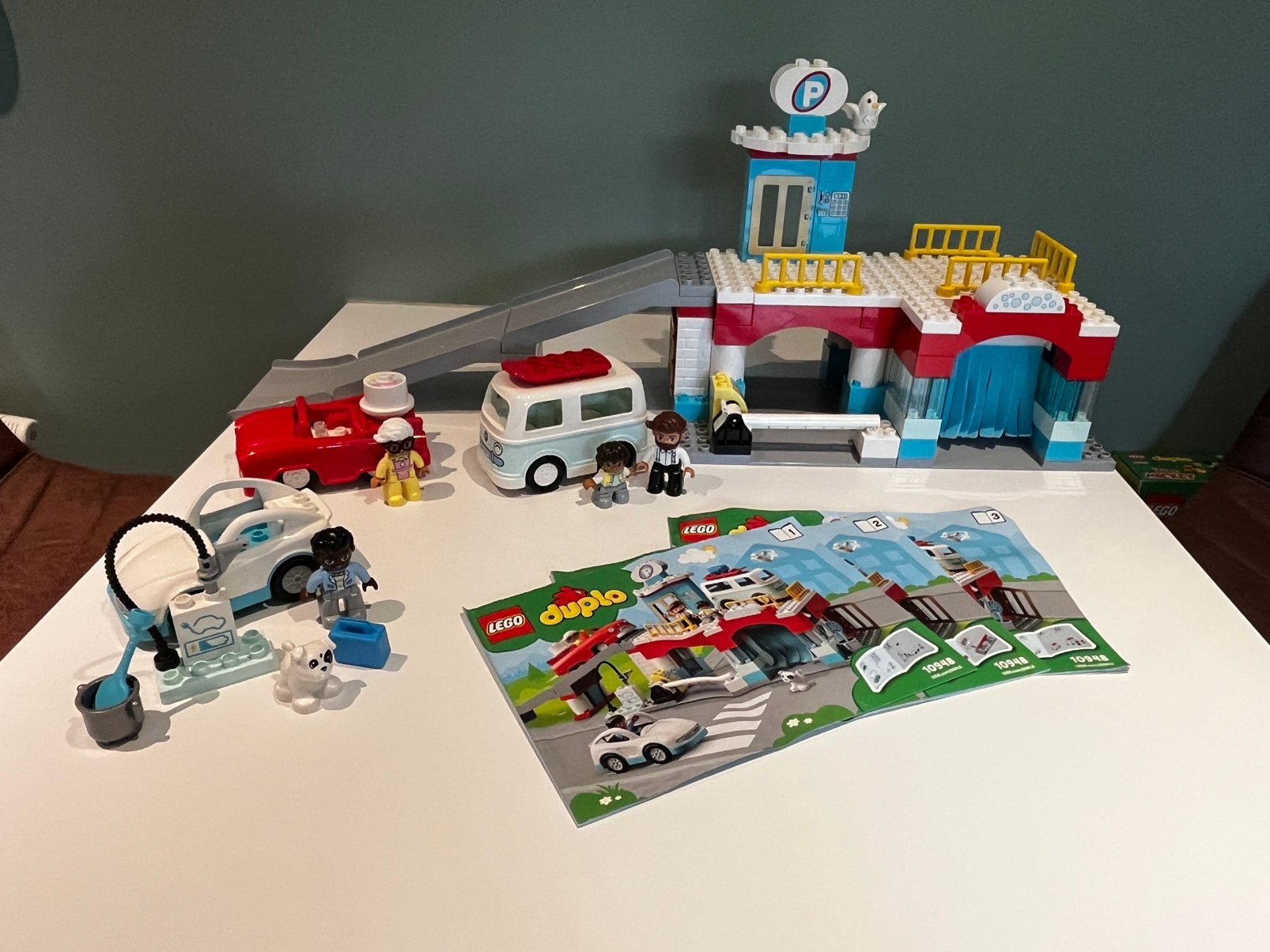 Lego Duplo 10948 Parking et carwash, Enlèvement ou Envoi, Ensemble complet, Comme neuf, Instructions incluses