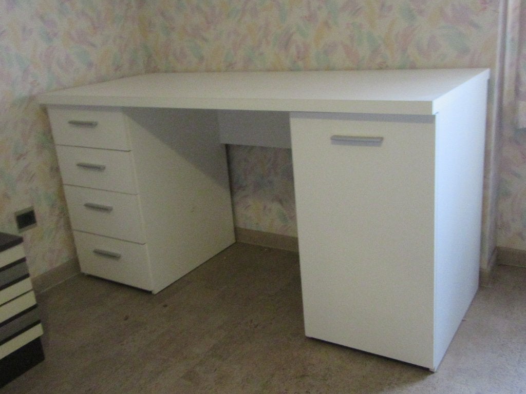 Bureau in heel goede staat 100euro er is niets aan heel mooi, Huis en Inrichting, Bureaus, Ophalen, Hout, Zo goed als nieuw, 140 cm