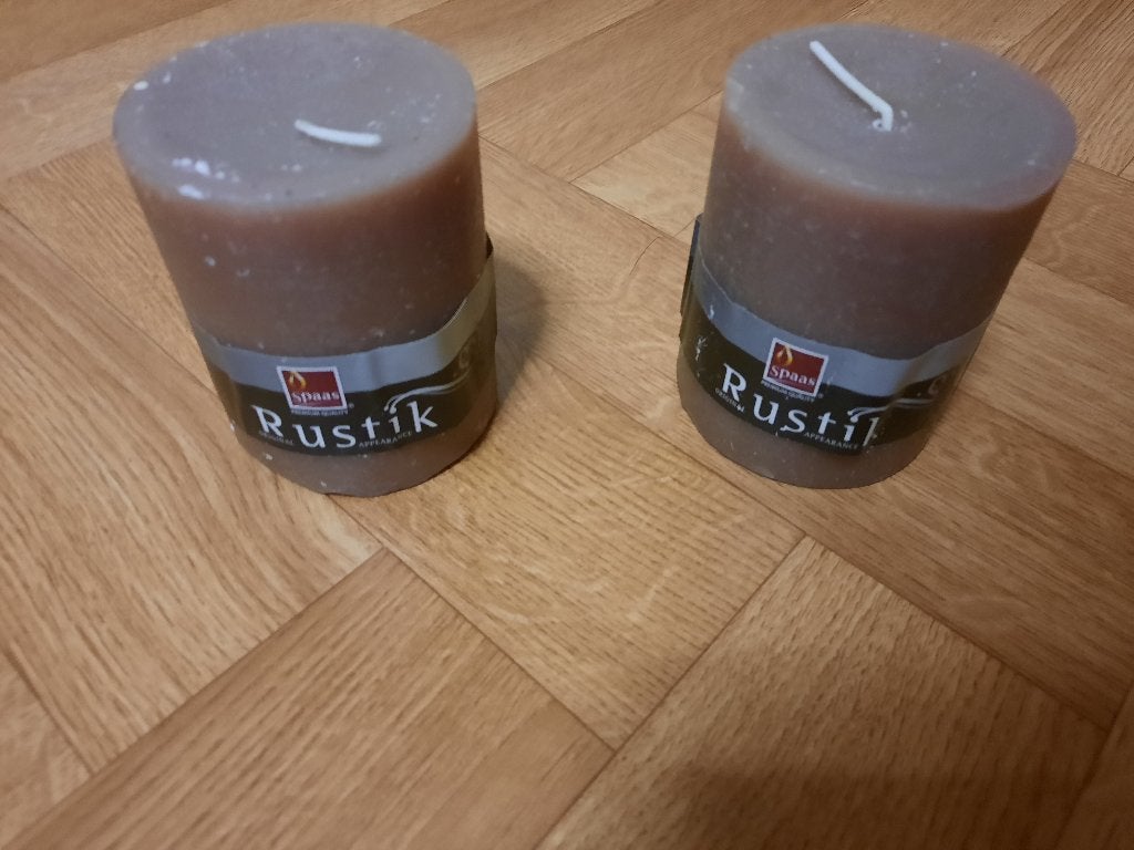 nieuwe rustieken kaarsen van spaas 9 cm hoogte, 2 stuks nog, Ophalen of Verzenden, Nieuw, Beige