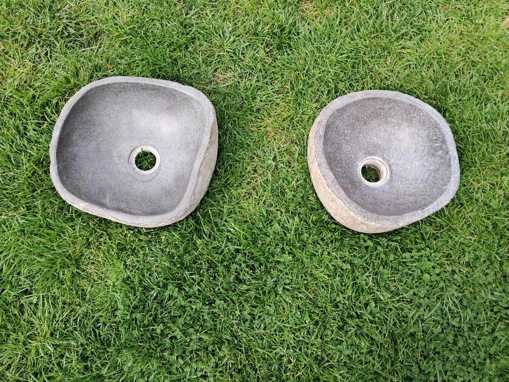 2 arduinen lavabo's +/- 30 cm diameter, opening 5 cm., Ophalen