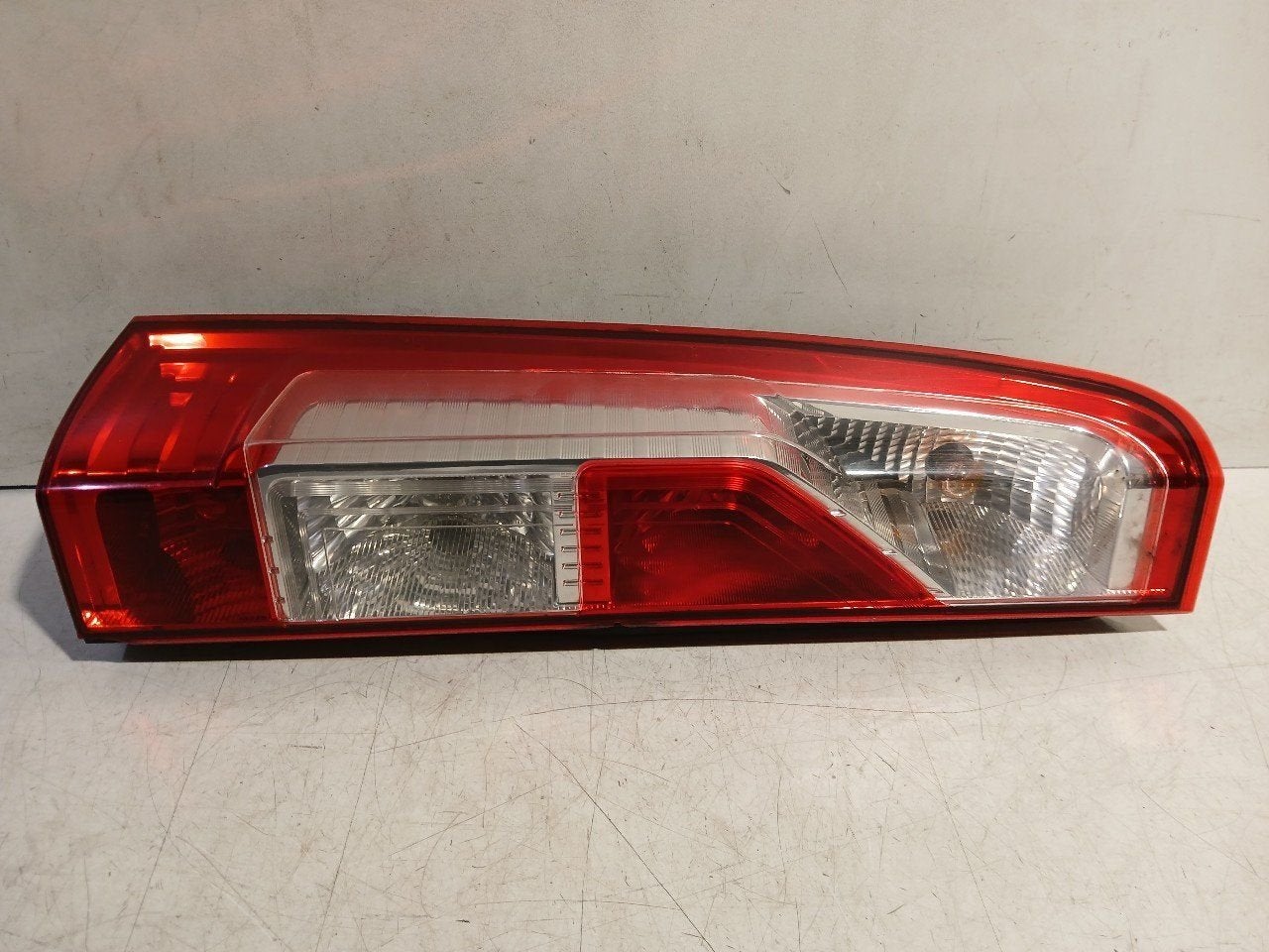Achterlicht links buiten Renault Master, Onderdelen@venauto.nl, Van der Ven Autorecycling B.V., Ettenseweg 76, 4706 PB Roosendaal, The Netherlands