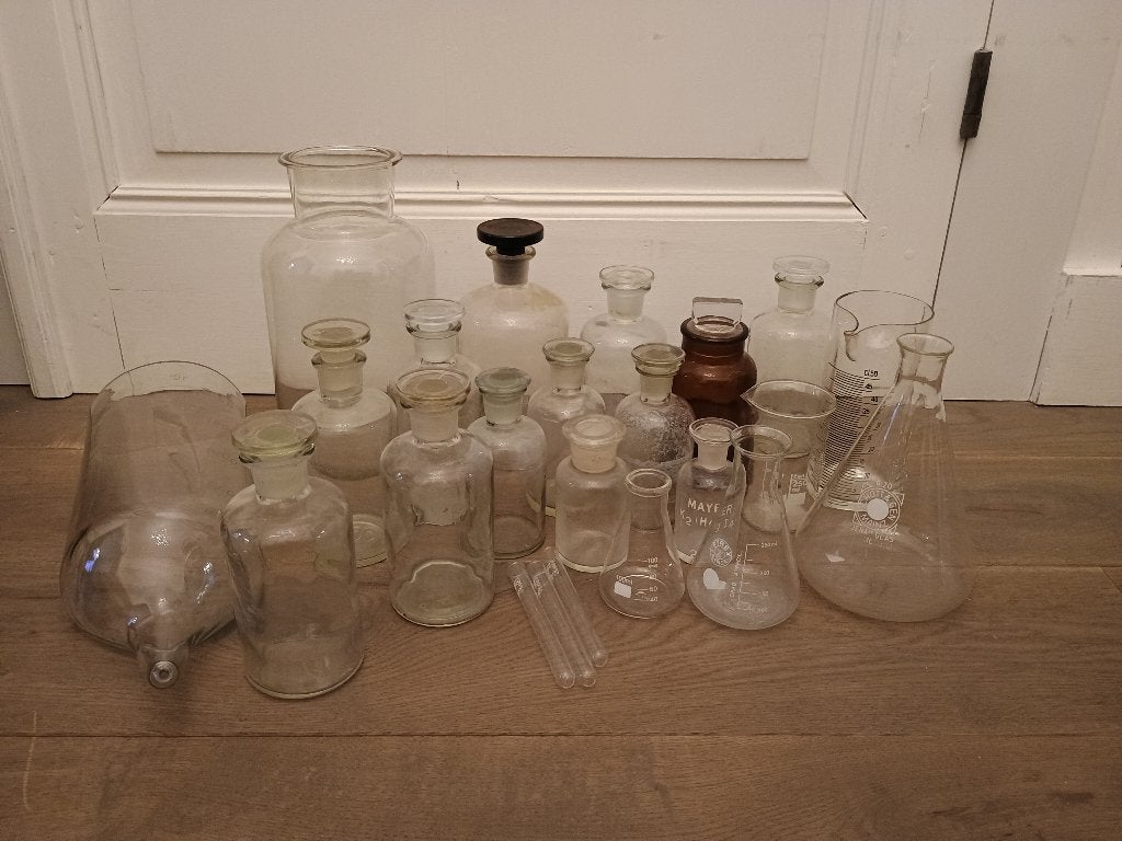 oude apotheekpotten, erlemeyers, gietbeker, biologie, labo, Ophalen