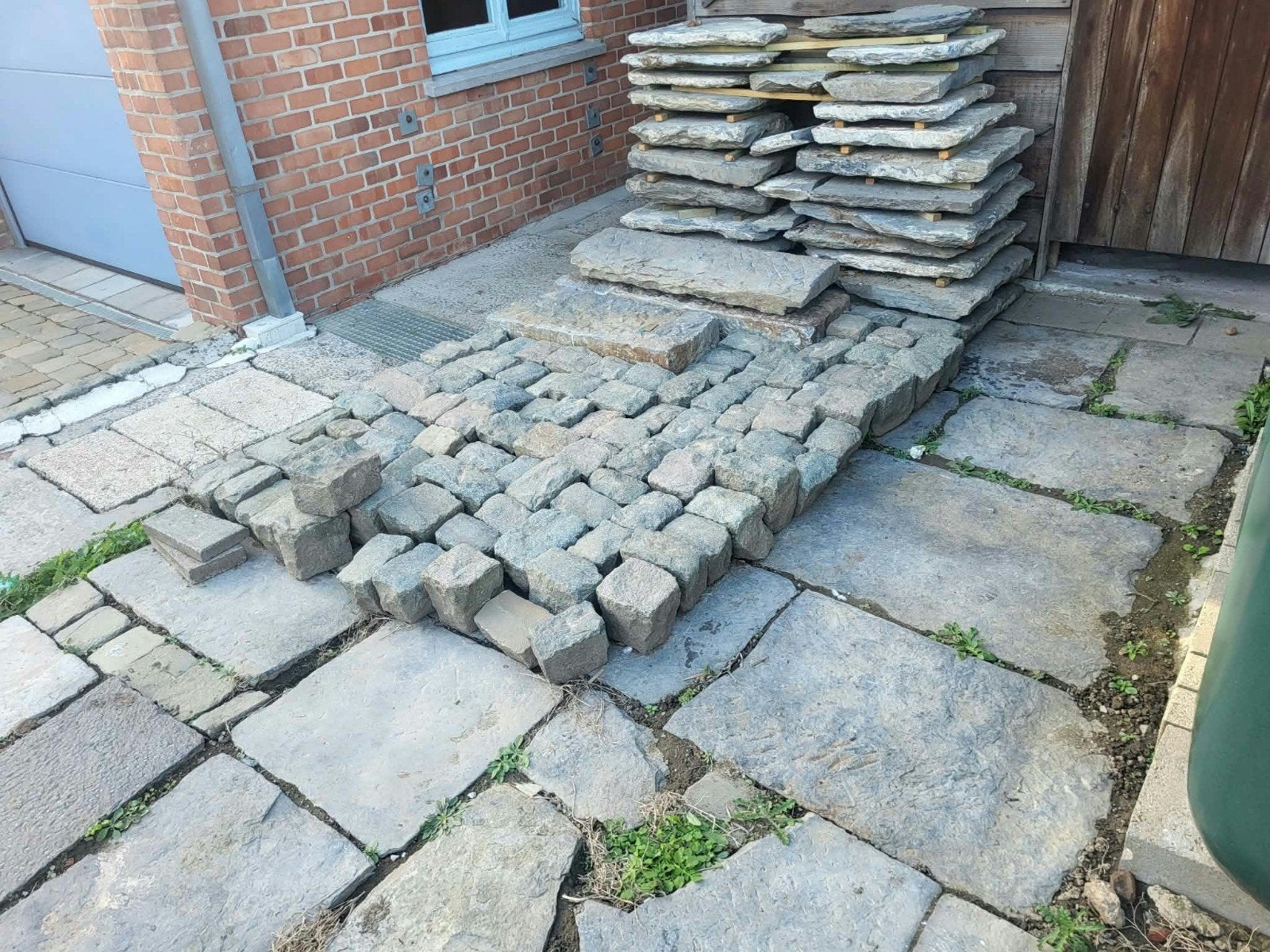 Grote partij authentieke Belgische blauwe hardsteen (arduin), Ophalen, Beton