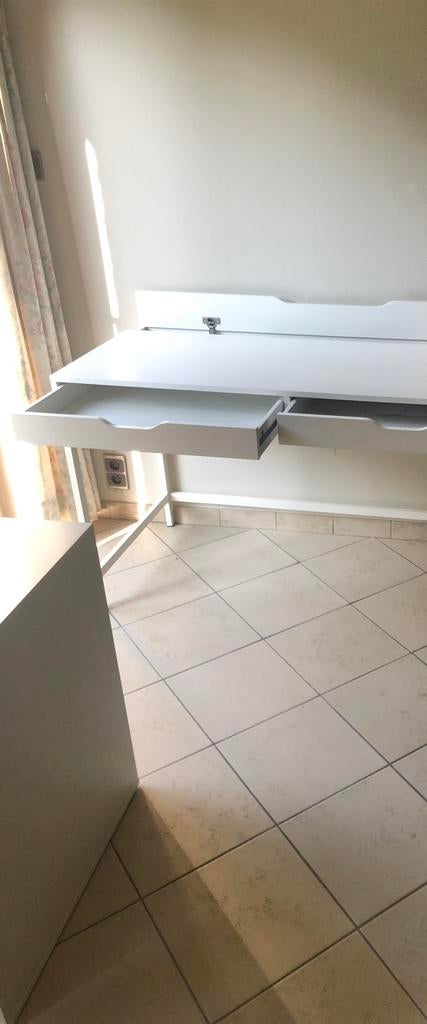 Bureau, Huis en Inrichting, Bureaus, Ophalen, Zo goed als nieuw, IKEA, Metaal