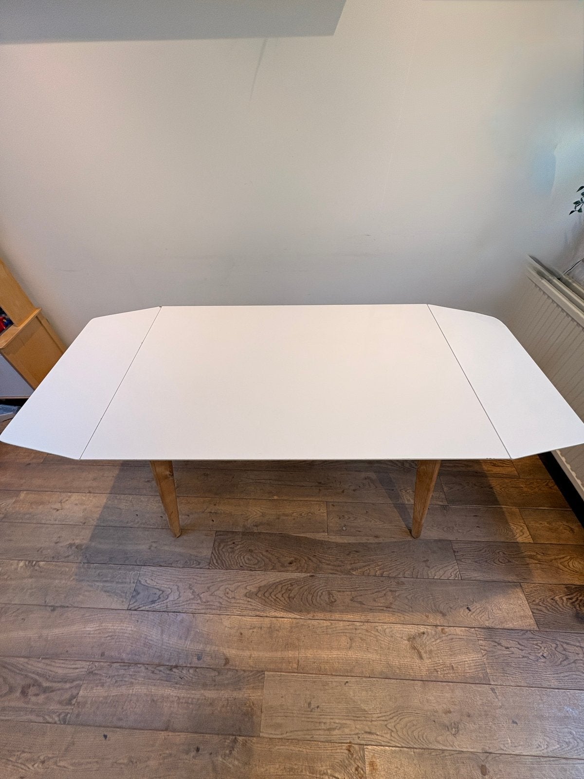 Scandinavische uitschuifbare eettafel +4 witte Tulip-stoelen, Ophalen, Kunststof, Gebruikt, 50 tot 100 cm