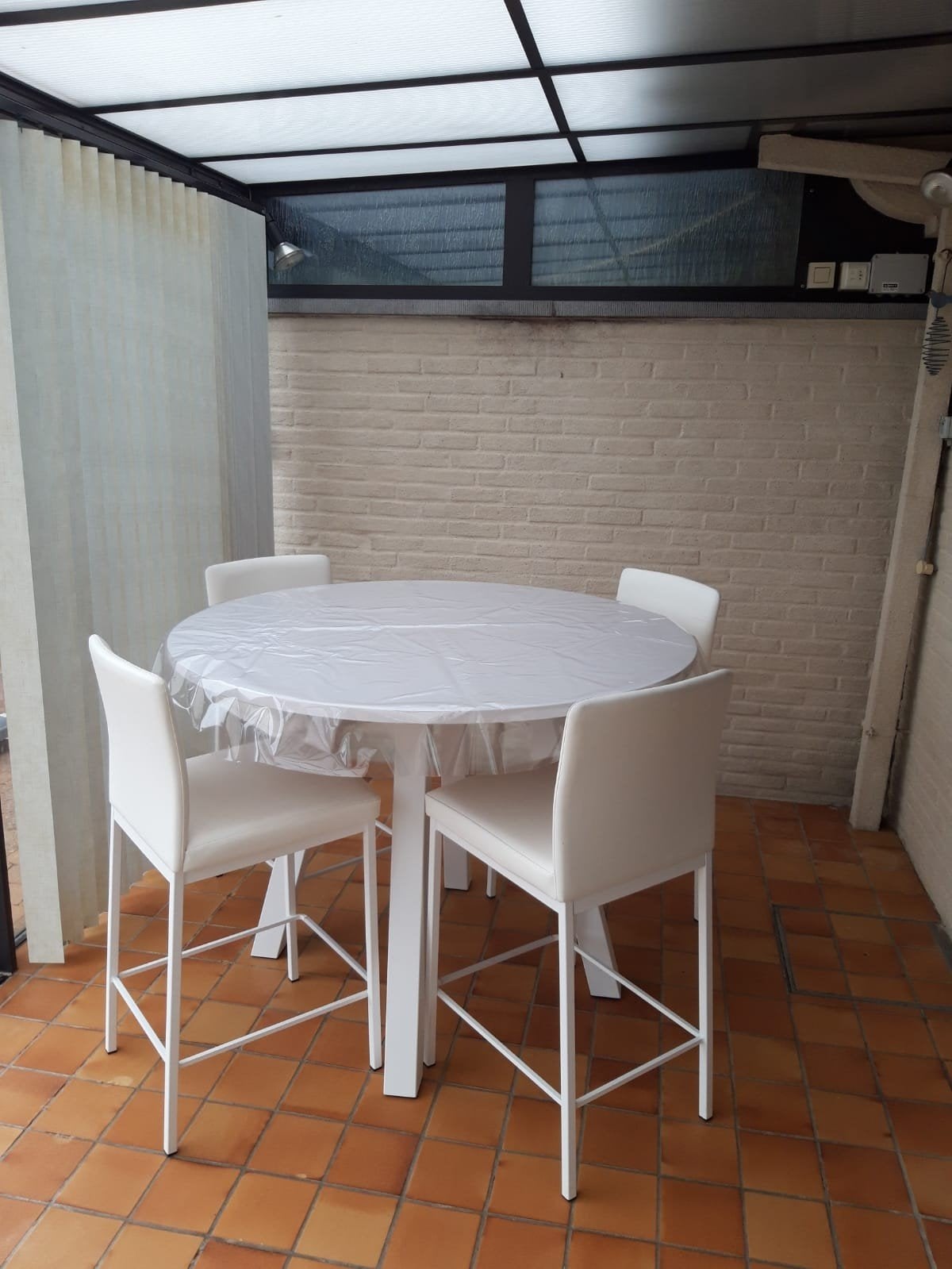 Hoge ronde tafel en barstoelen in nieuwstaat, Huis en Inrichting, Ophalen, 50 tot 100 cm, 100 tot 150 cm, Rond