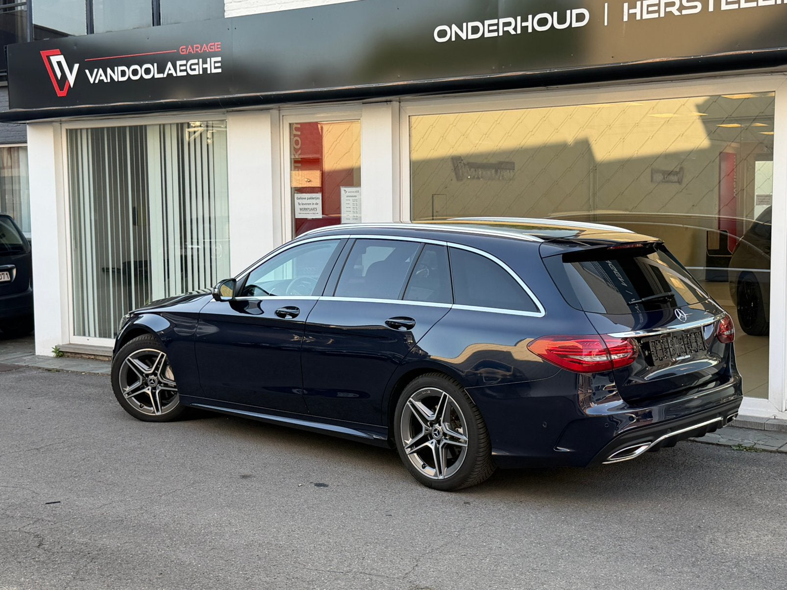 Mercedes-Benz C 180 AMG - Camera - LED - Zetelverwarming, Automaat, 4 cilinders, Blauw, 1595 cc