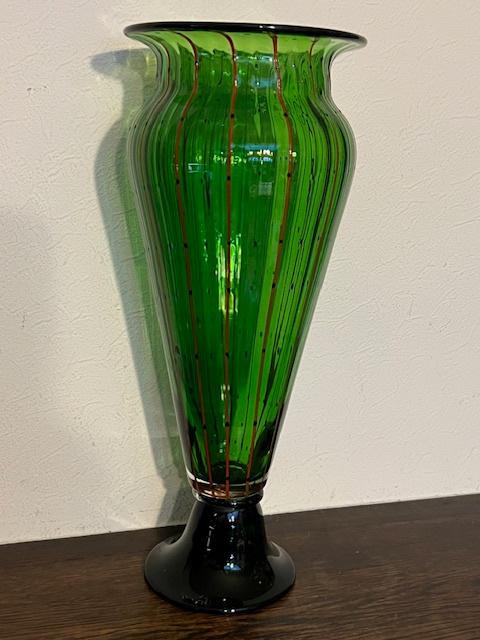 Retro vaas, groen glas met rode strepen, Ophalen