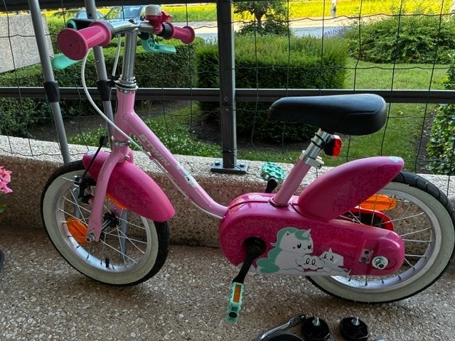 eerste meisjesfiets met wieltjes en oefenstang, Fietsen en Brommers, Fietsen | Kinderfietsjes, Ophalen, Zo goed als nieuw, B-twin