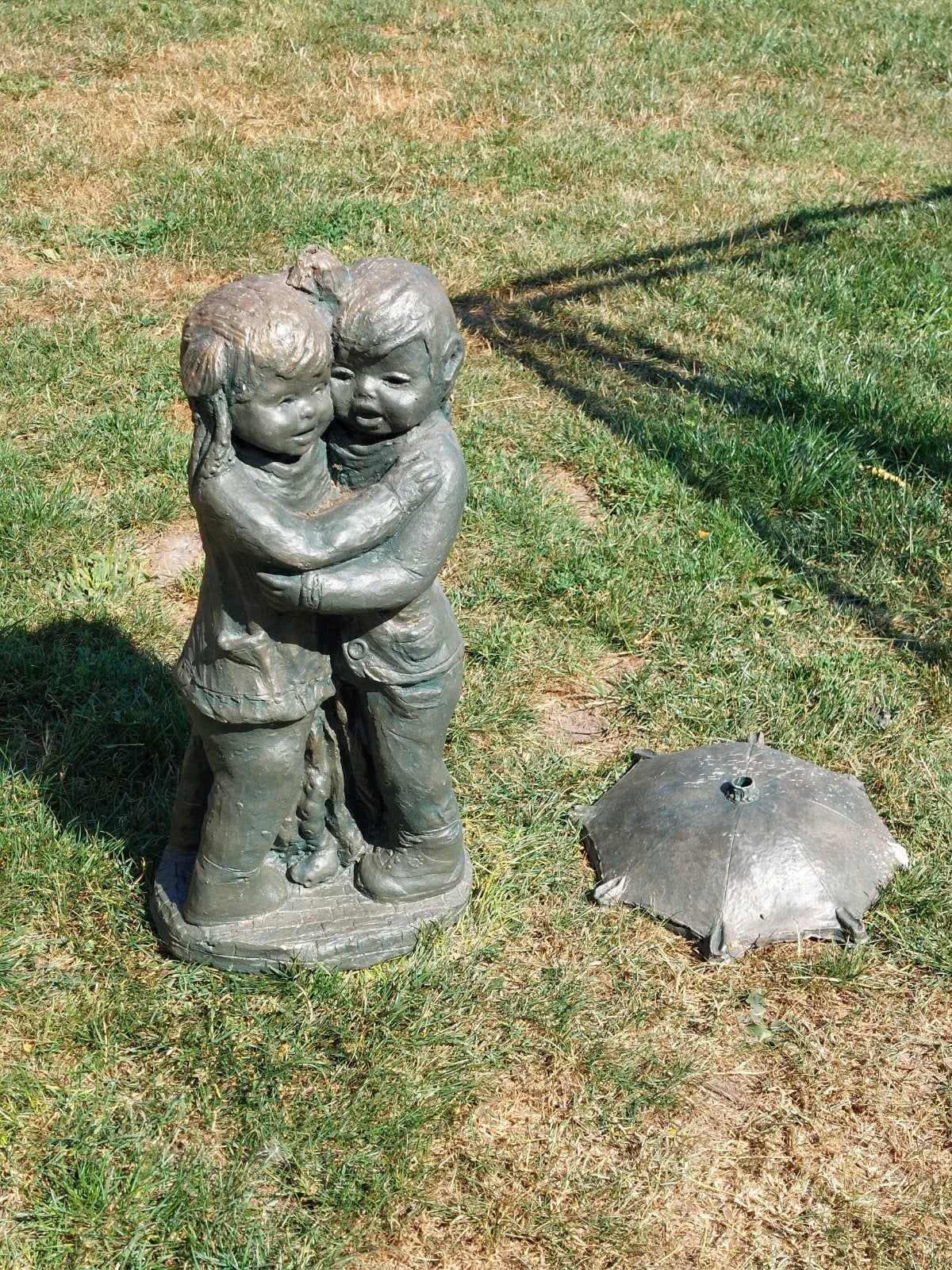 fontein 2 kindjes paraplu, Tuin en Terras, Waterpartijen en Fonteinen, Ophalen, Zo goed als nieuw, Fontein