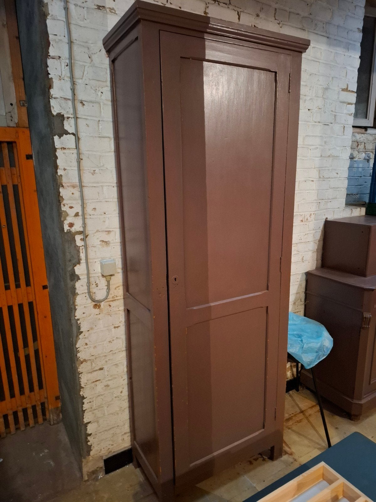 Armoire ancienne une porte en bois massif