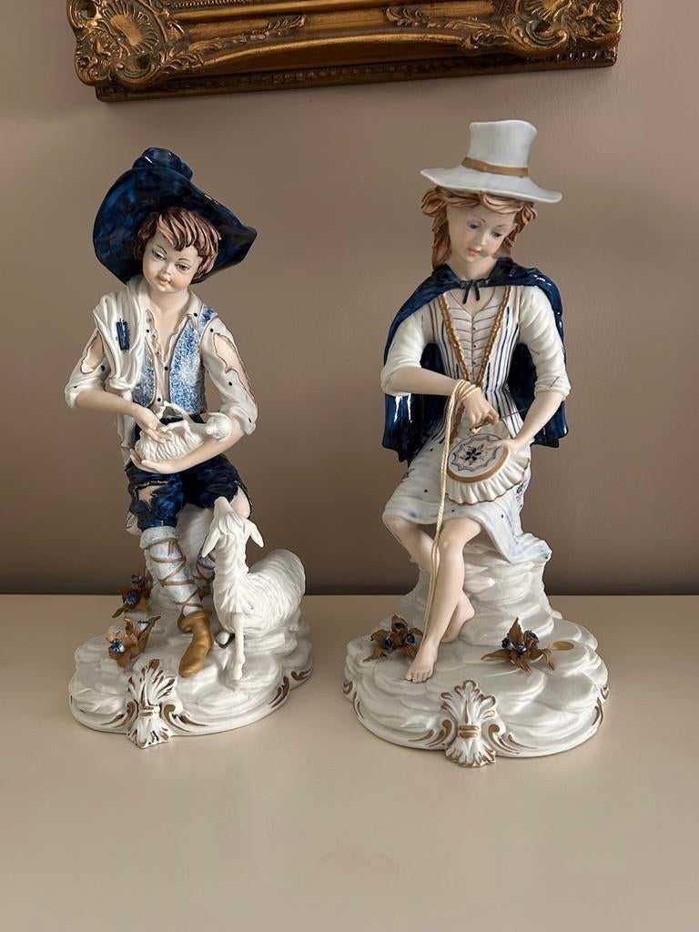 Set van 2 grote Capodimonte porseleinen beelden, Enlèvement