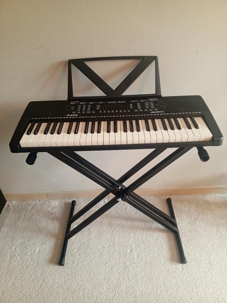 Keyboard + staander, Muziek en Instrumenten, Keyboards, Ophalen, Gebruikt, Overige merken, Met standaard