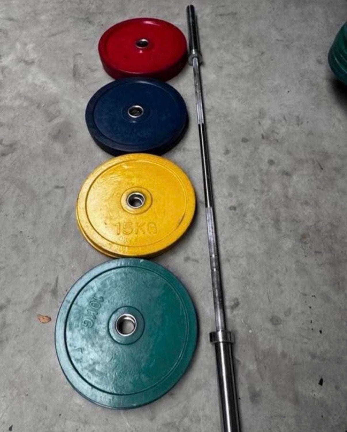 150kg Gekleurde Gewichten + Olympische Barbell 220cm, Sport en Fitness, Ophalen, Gebruikt, Halterschijven